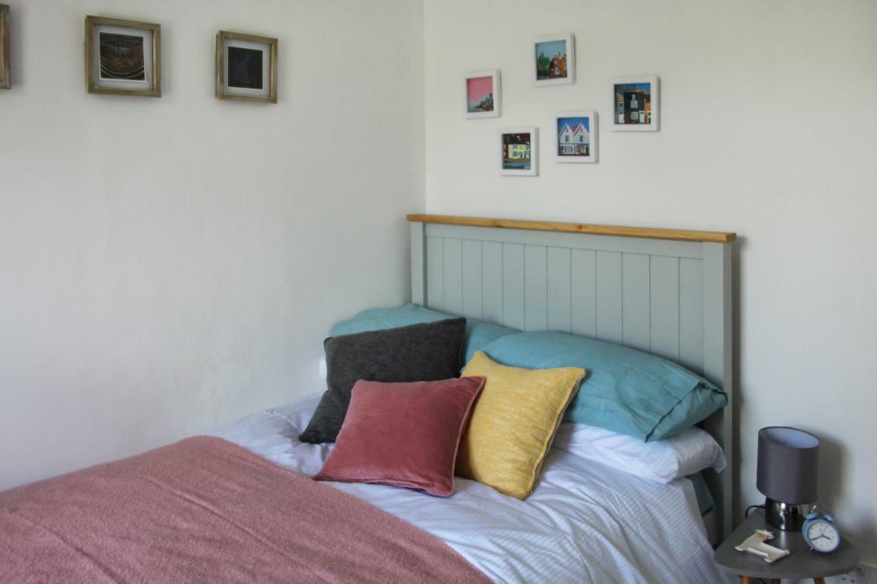 Secret Cottage, Wivenhoe - Charming, Cosy, Convenient & Quiet, 2 X Double Bed Period Cottage Plus Patio - 6 Min Walk Train, 2 Min Walk High Street Pubs, Restaurants, Shops Екстериор снимка