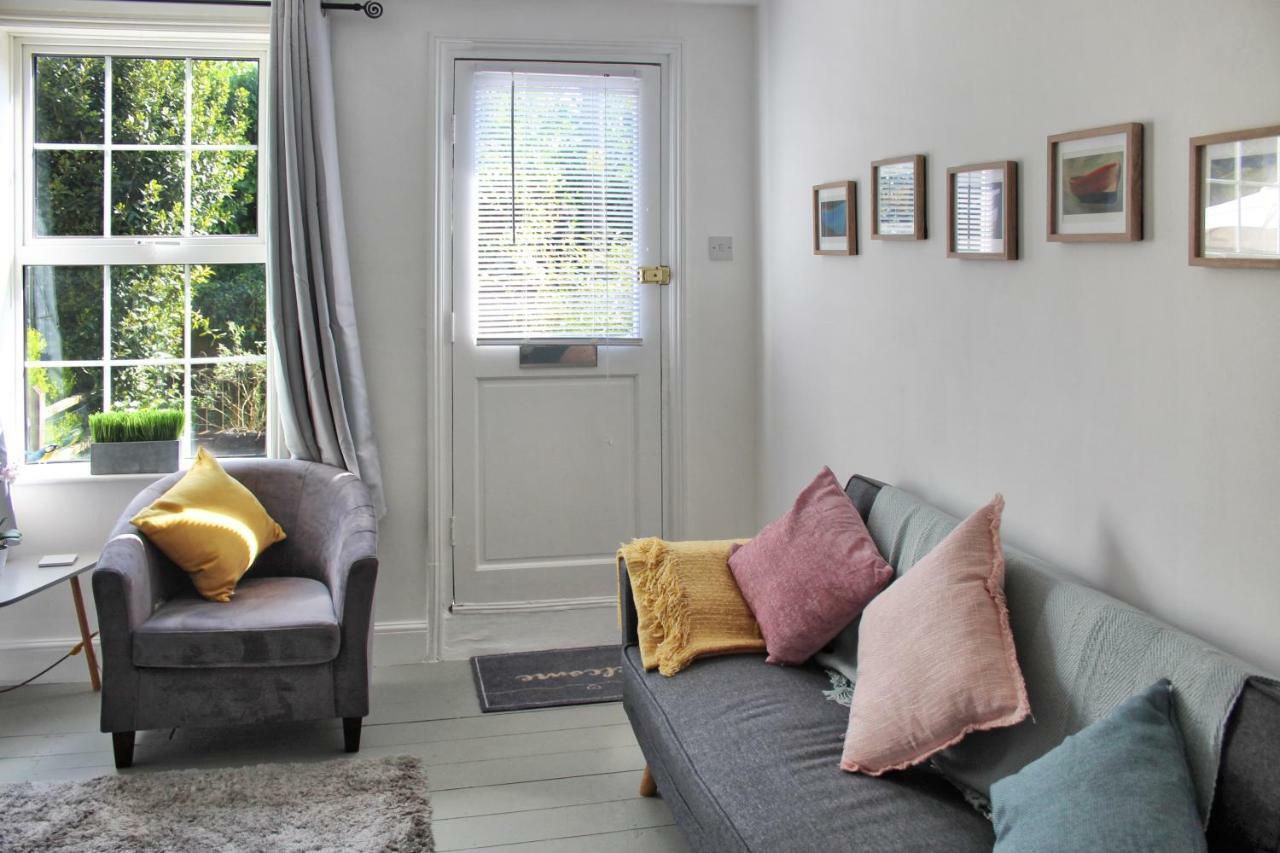 Secret Cottage, Wivenhoe - Charming, Cosy, Convenient & Quiet, 2 X Double Bed Period Cottage Plus Patio - 6 Min Walk Train, 2 Min Walk High Street Pubs, Restaurants, Shops Екстериор снимка